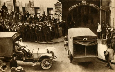 En ambulans kör in i Charing Cross Hospital med skadade..., London, 1914, 1933.