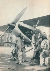 En instruktör som förklarar motordetaljer för en elev på Sealand Aerodrome, Flintshire, c1936 c1937