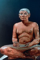 Forntida egyptisk figur av en sittande skrivare, 2400-talet f.Kr