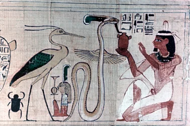 Forntida egyptisk dödspapyrus som knäböjer framför en orm