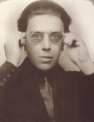 Andre Breton med glasögon