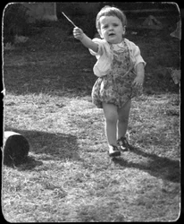 Andrew Nurnberg, son till fotografen Walter med käpp i trädgården, C1954