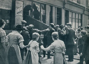 Antityskt upplopp i London: En folkmassa som bryter in fönstren i en tysk butik, c1914