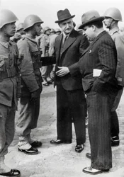 Antonio de Oliveira Salazar (1888-1970), diktator i Portugal från 1932 till 1968, inspekterar trupperna under ett besök på Azorerna, 5 april 1941 (s/v foto)