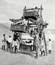 Arabiska barn njuter av ett stort hjul, 1922