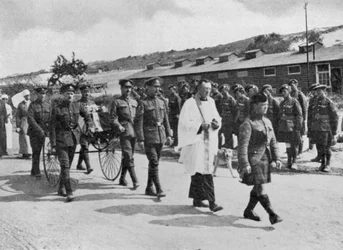 Armépräst som tjänstgjorde vid begravning av sjuksköterska som dödades i flyganfall på brittisk bas nära Etables, 1918