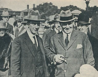 Ankomst till England. Kapten Cecil Foster och hans överstyrman Gravesend, augusti 1923, 1936