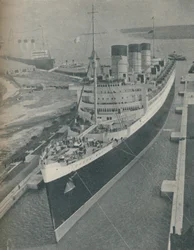Ankomst av RMS Cunard White Star liner Queen Mary i King George V Graving Dock, 1936