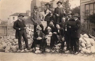 Konstnärer framför La Ruche, Montparnasse, 1914.
