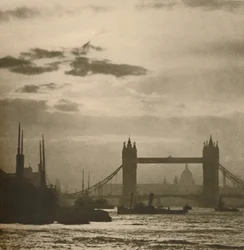 Som skeppen ser London från poolen, c1935.