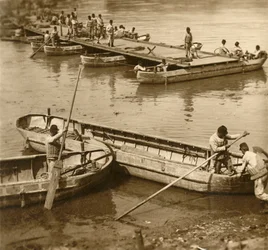 Montering av en pontonbro, c1914-c1918