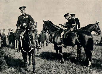 Vid militära manövrar, c1916, 1945.