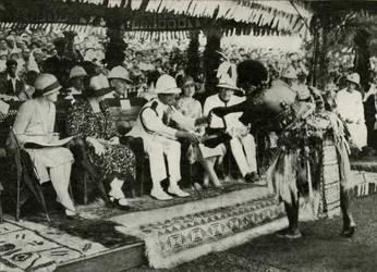 I Suva, Fiji. Presenterar en Tabua-tand av kaskelot ...1927, 1937.
