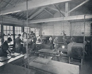 På jobbet i gjuteriet. Att göra vaxformar av sidorna, 1917