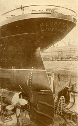 Arbete på Mauretanias akter i torrdocka, omkring 1930