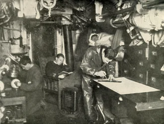 På havets botten. I en ubåts förråd, 1919.
