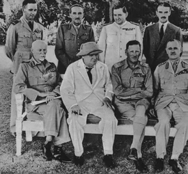 Vid fronten i Egypten: Mr. Churchill i Kairo med medlemmar av krigsrådet i Mellanöstern, 1942