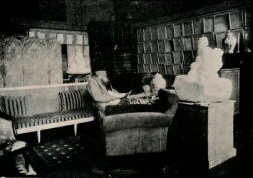 Auguste Rodin bland hans böcker på 77 Rue De Varenne, c1900