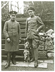 Österrikiska eller italienska soldater med en hund, februari 1918 (foto)
