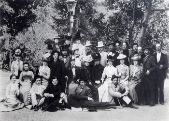 Författaren Maxim Gorky och Anton Tjechov mellan skådespelarna på Moskvas konstteater, 1900