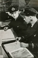 BOAC-navigeringsofficerare som upprättar en färdplan, andra världskriget, c1939-c1944 1946.