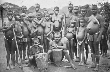 Bambute Pygmy-grupp med två walesiska kvinnor, 1902