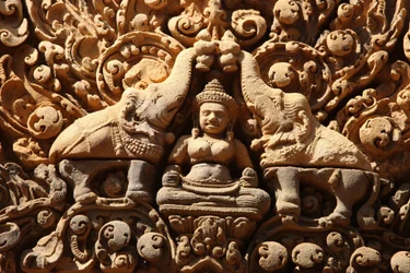 Banteay Srei-templet i Angkor i Kambodja. Lakshmi, hinduisk gudinna av rikedom och hustru till guden Vishnu, beströs med heligt vatten av två elefanter Siem Reap Kambodja