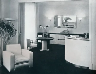 Barhörna i en matsal designad av Jacques Adnet, c1940