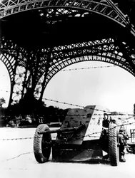 Taggtråd och pansarvärnsvapen under Eiffeltornet, tyskockuperade Paris, 1940-1944