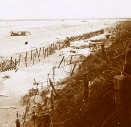 Taggtrådsbarriärer på stranden, Nieuwpoort-Bad, Flandern, Belgien, c1914-c1918