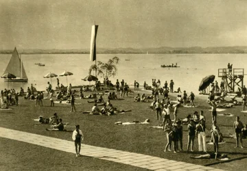 Badande vid Bodensjöns strand, Bregenz, Österrike, c1935.