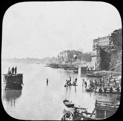 Badande ghat i Benares, Indien, sent 1800- eller tidigt 1900-tal