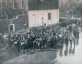 Innan England förklarade krig: tyska reservister väntade utanför tyska konsulatet i London, 1914