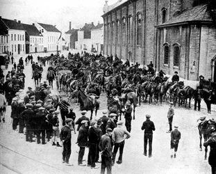 Belgiska vapen, tillverkade av Krupp, förbereder sig för strid nära Gent, Belgien, första världskriget, 1914