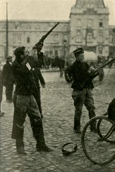 Belgiska militärcyklister skjuter mot ett tyskt plan, första världskriget, 1914-1918, c1920.