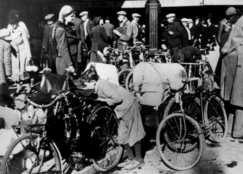 Belgiska flyktingar med sina cyklar och ägodelar utanför Gare du Nord, Paris, juli 1940
