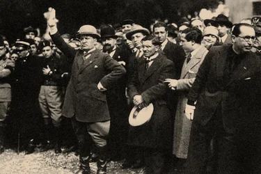 Benito Mussolini, mellan medlemmarna i det fascistiska partiet, strax efter marschen mot Rom.