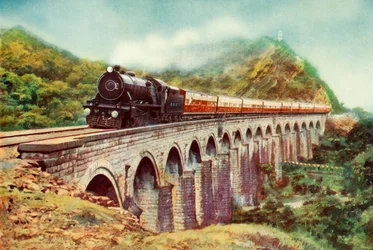 Mellan Bombay och Delhi. En slående vy av Frontier Mail som passerar över en viadukt, 1935