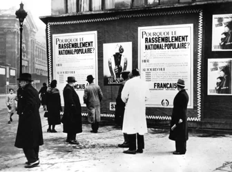 Affischtavla som visar Rassemblement Nationale Populaire-affischer, tyskockuperade Paris, februari 1941