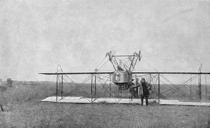 Biplan kraschade på ett fält, första världskriget, Frankrike, 1915