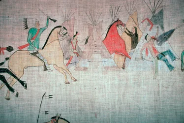 Blackfoot Native American tipi foder som visar en attack mot ett läger