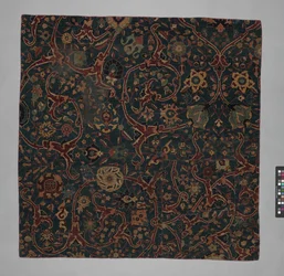 Blåslipad mattafragment med rullande blomrankor, Iran, 1600-talet.