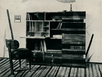 Bokhylla och stol. Designad och utförd av Hans Hartl, c1927