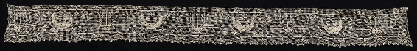 Kant med dubbelhövdade fåglar och vaser med vinstockar och blommor, 1800-talet.