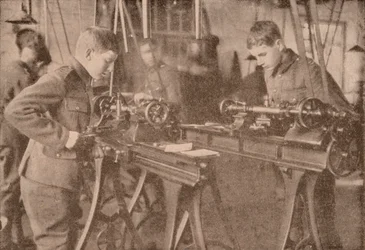 Boys of Bradfield College som tillverkar skaldelar, Berkshire, c1916 1928