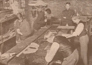 Boys of Harrow School tillverkar skenor, kryckor och andra artiklar för sårade, c1916 1928