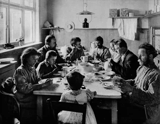 Frukosttid, c1910, 1911