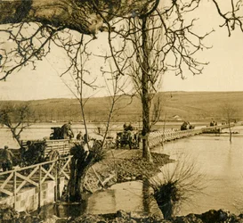 Bro över floden Meuse vid Dugny, norra Frankrike, c1914-c1918