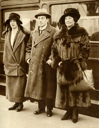 Storbritanniens premiärminister Stanley Baldwin med sin fru och dotter, London, 27 januari 1923, 1935.