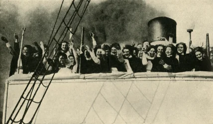 Brittiska Röda korssjuksköterskor på väg till fronten, första världskriget, 1914, c1920.